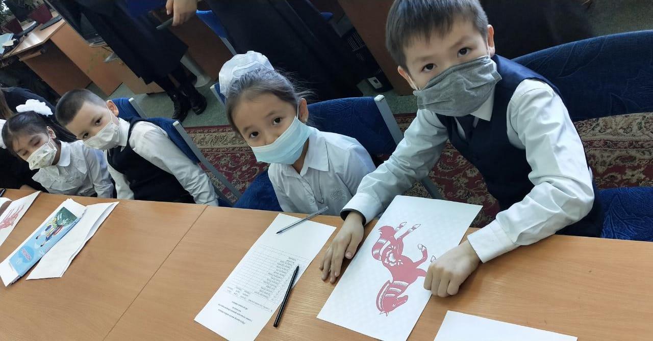 №152 мектеп - гимназияның 1-сынып жетекшілері, Н.Ақылбекова,   Ш.Куртибаева, А. Жакипованың қатысуымен "Оқуға құштар мектеп" аясында мектеп кітапханасында әдеби-көркем кеш өткізді.