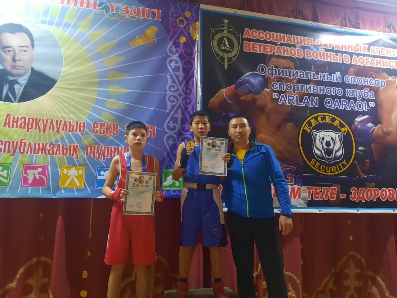 КСРО  оқу ісінің үздігі Каткеев  Марат Анарқұлұлын  еске алуға арналған Былғары  қолғаптан  республикалық  ашық турнирінде 152 мектеп- гимназиясының оқушылары жүлделі орындарға иеленді.