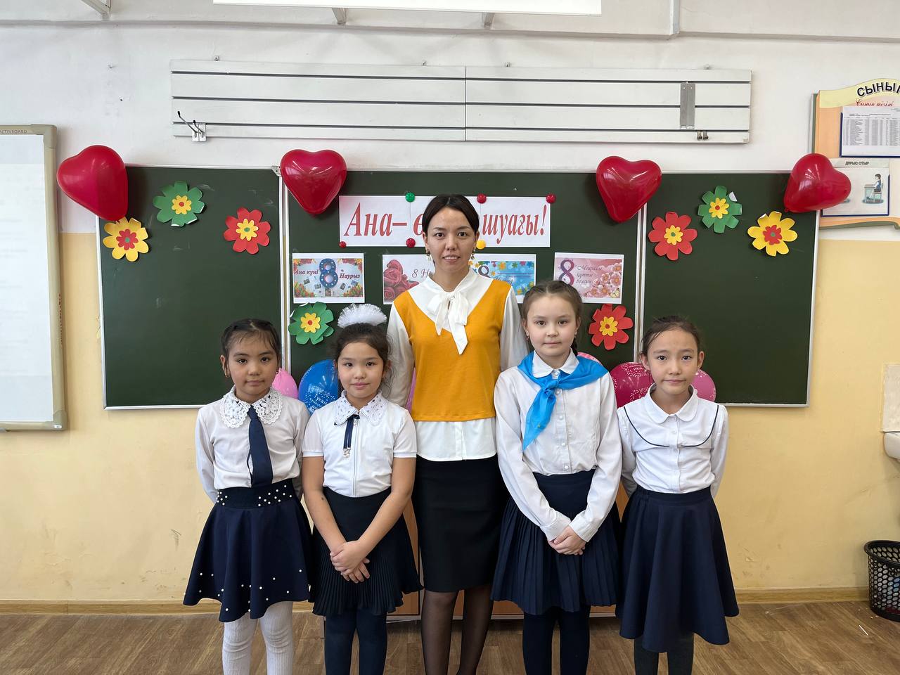 Алматы қаласы Алатау ауданы 3 "Ә" сынып оқушылары. Тәрбие сағаты: "Ана өмір - шуағы"