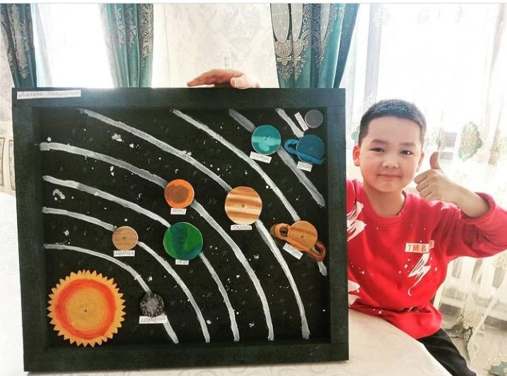 Жаратылыстану пәнінен " Ғаламшарлар қалай орналасқан?" тақырыбы бойынша 2"Д" сынып оқушысы Алмат Бақдәулет Күн жүйесіндегі  ғалашарлар улгісін жасады.