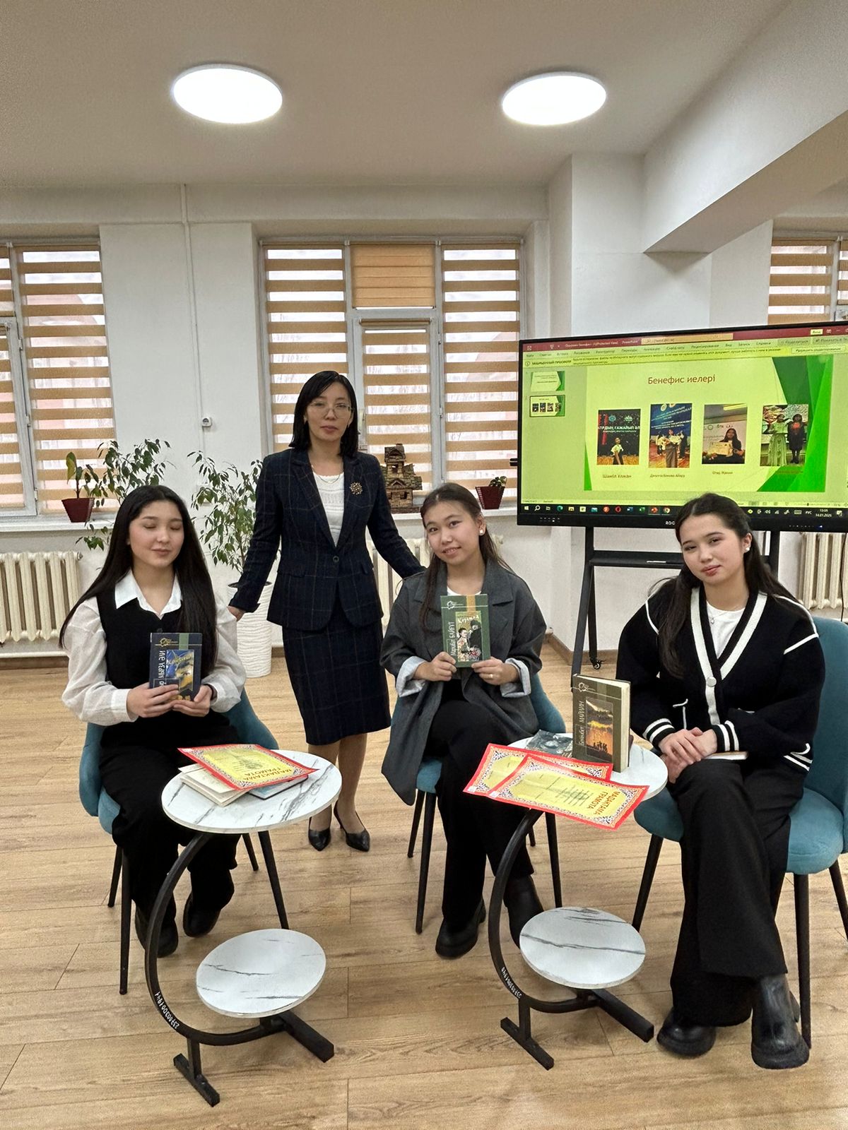 26.12.2025ж күні  №152 мектеп-гимназияда «Балалар кітапханасы» жобасы аясында «Жылдың үздік оқырманы»  бенефисі өткізілді.