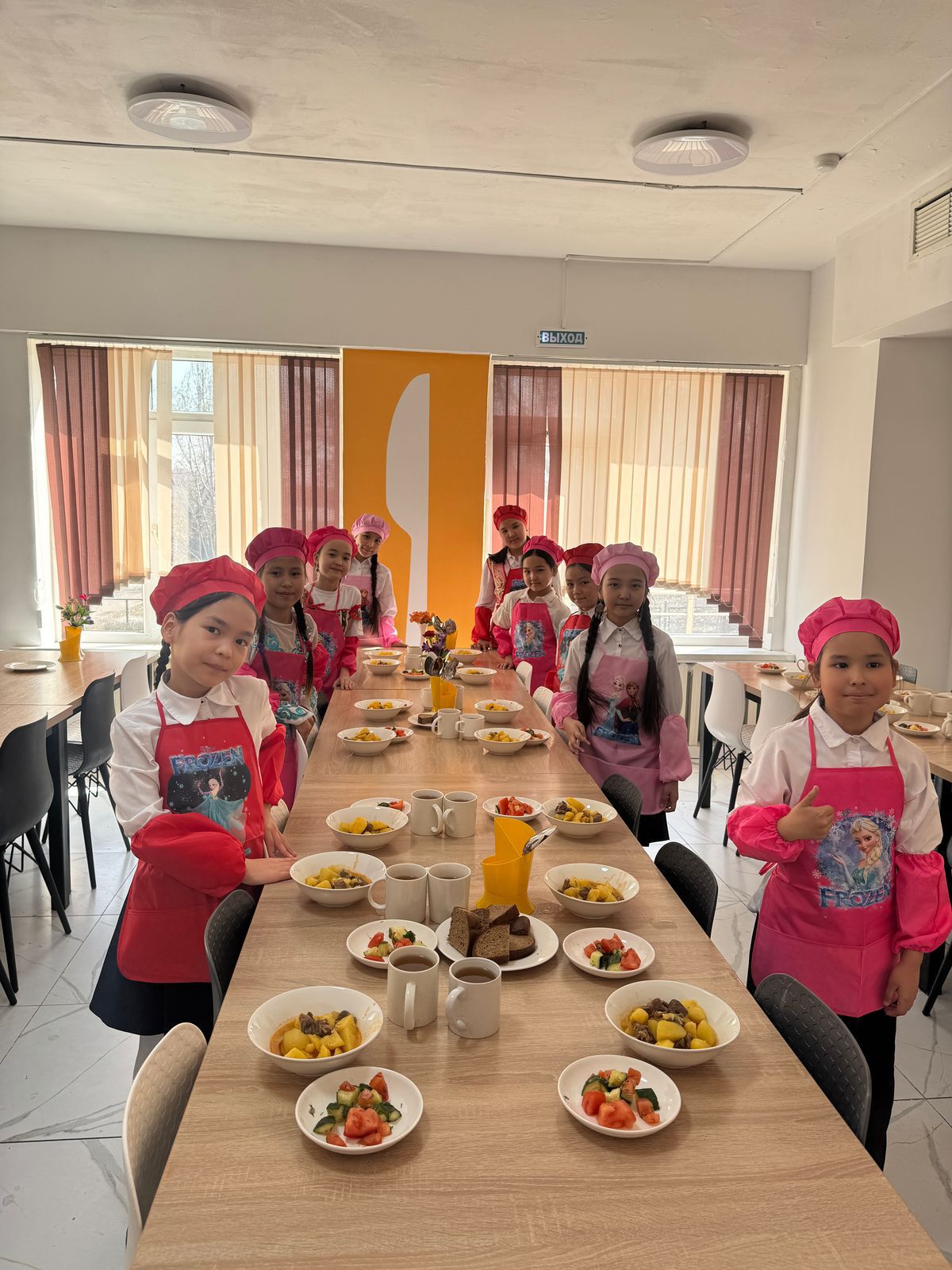 Оқушылардың көмегі-асхана жұмысын жеңілдетіп үлгі болатын іс